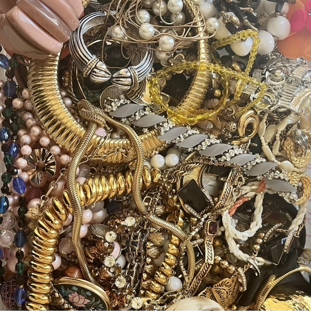2.5 LBS CURATED Vintage jewelry lot-Gold silver Rhinestones, and pearls wearable - Picture 6 of 6